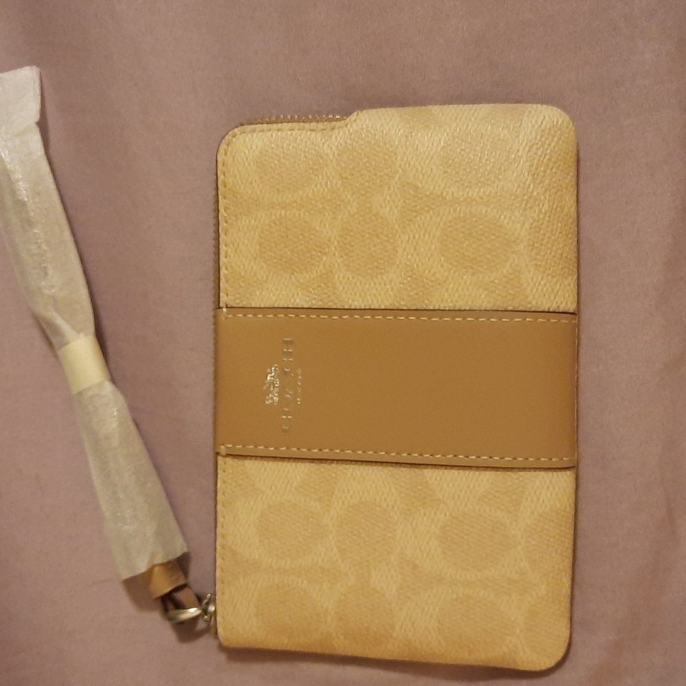 Host Pick 2/09 **COACH Stylish Leather Wristlet - Picture 2 of 3